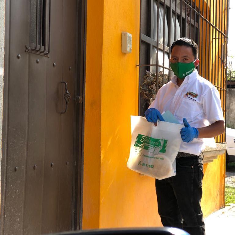 En El Peñascal, los meseros se convirtieron en repartidores para brindar alimento a los cobaneros imagen