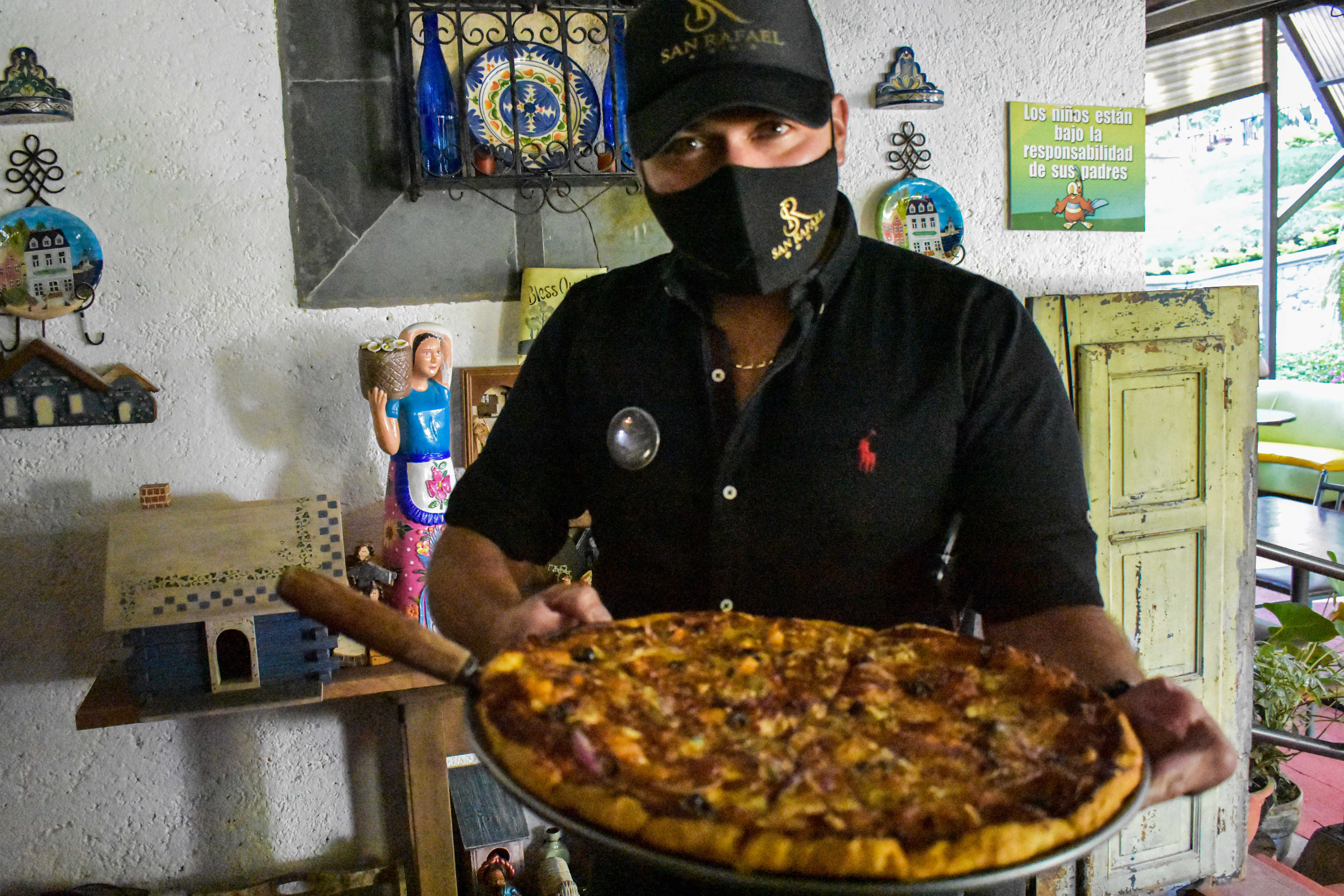 Hotel y Restaurante San Rafael, el emprendimiento de un cobanero que sobrevive gracias a la pizza imagen