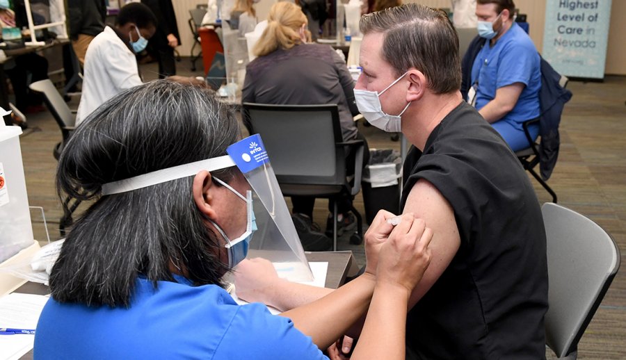 Extranjeros buscan recibir vacuna de Covid, en Estados Unidos imagen