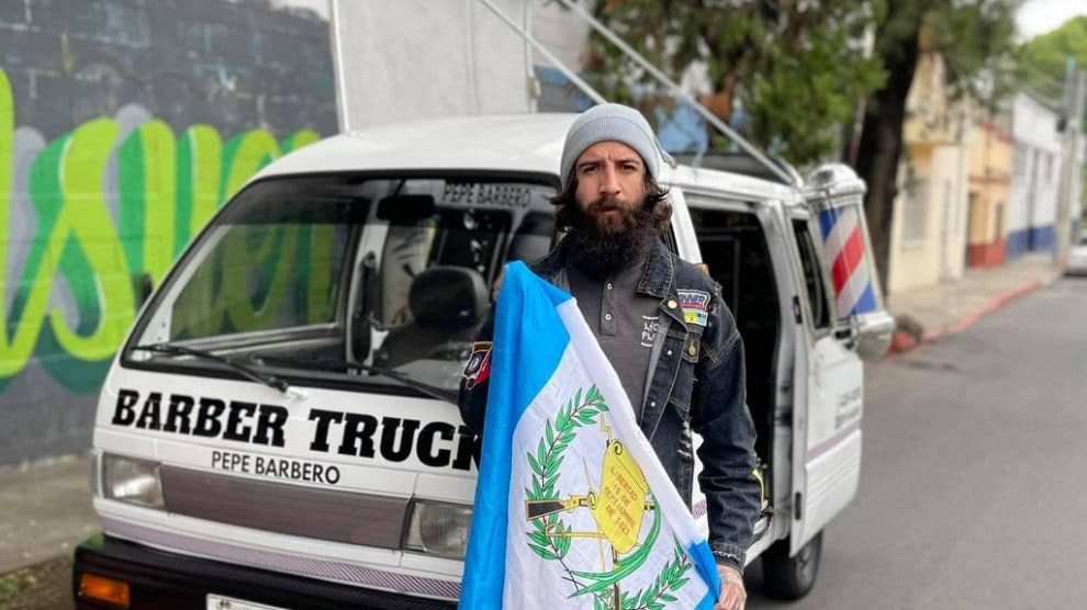 Pepe Barbero construyó un Barber Truck para brindar un momento de felicidad a los guatemaltecos imagen