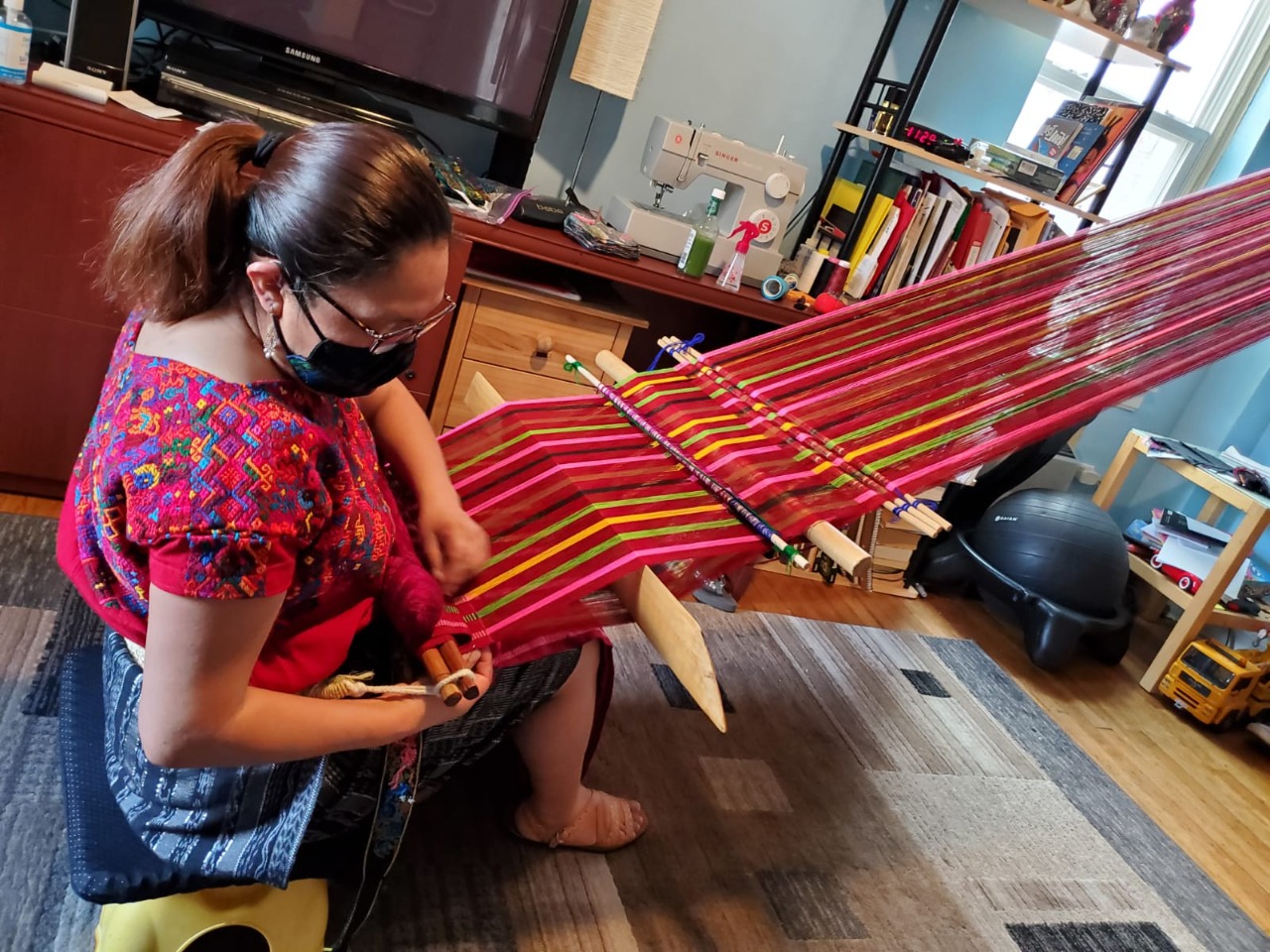 Tejidos mayas, la tabla de salvación de una familia chapina viviendo en Washington imagen