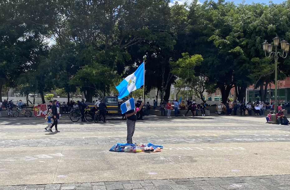 El presidente calla las protestas de los meseros con hambre imagen