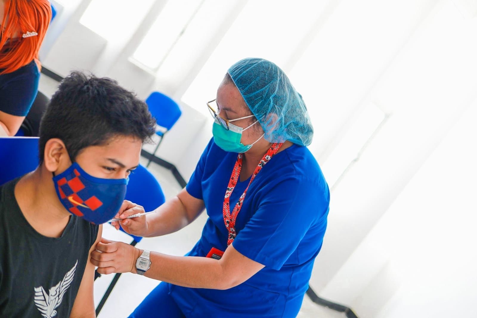 Mayores de 12 años logran obtener vacuna contra COVID-19 en El Salvador imagen