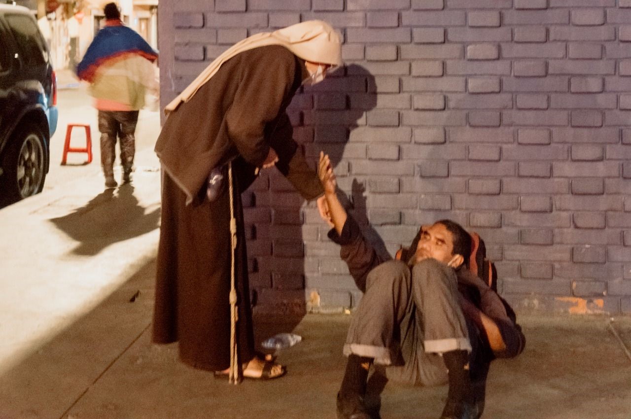 En las calles de la miseria, la drogadicción y el alcoholismo aparece la mano amiga imagen