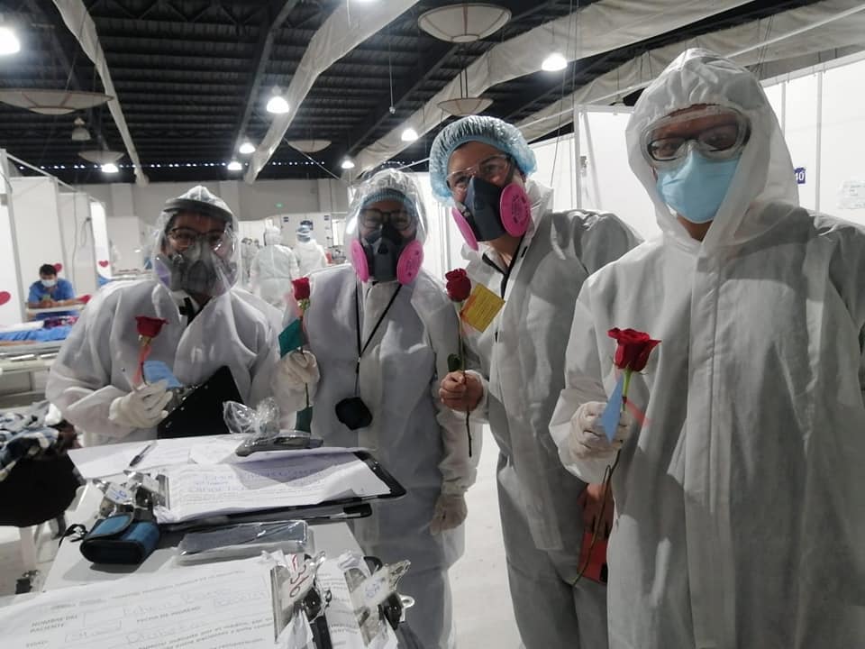 Médicos cubanos apoyan a pacientes con COVID-19 en hospital temporal del Parque de la Industria imagen