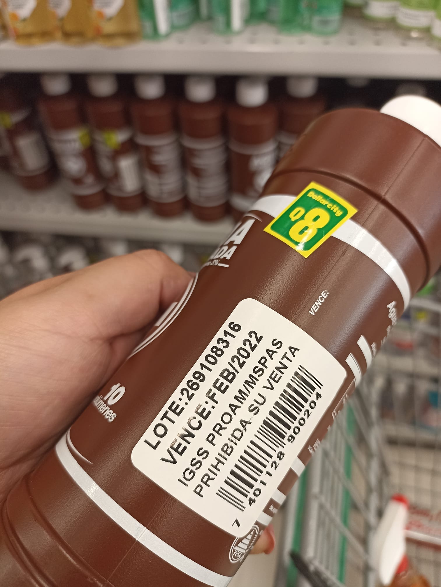 Las botellas de agua oxigenada con etiquetas del IGSS en Dollar City que desataron la polémica imagen