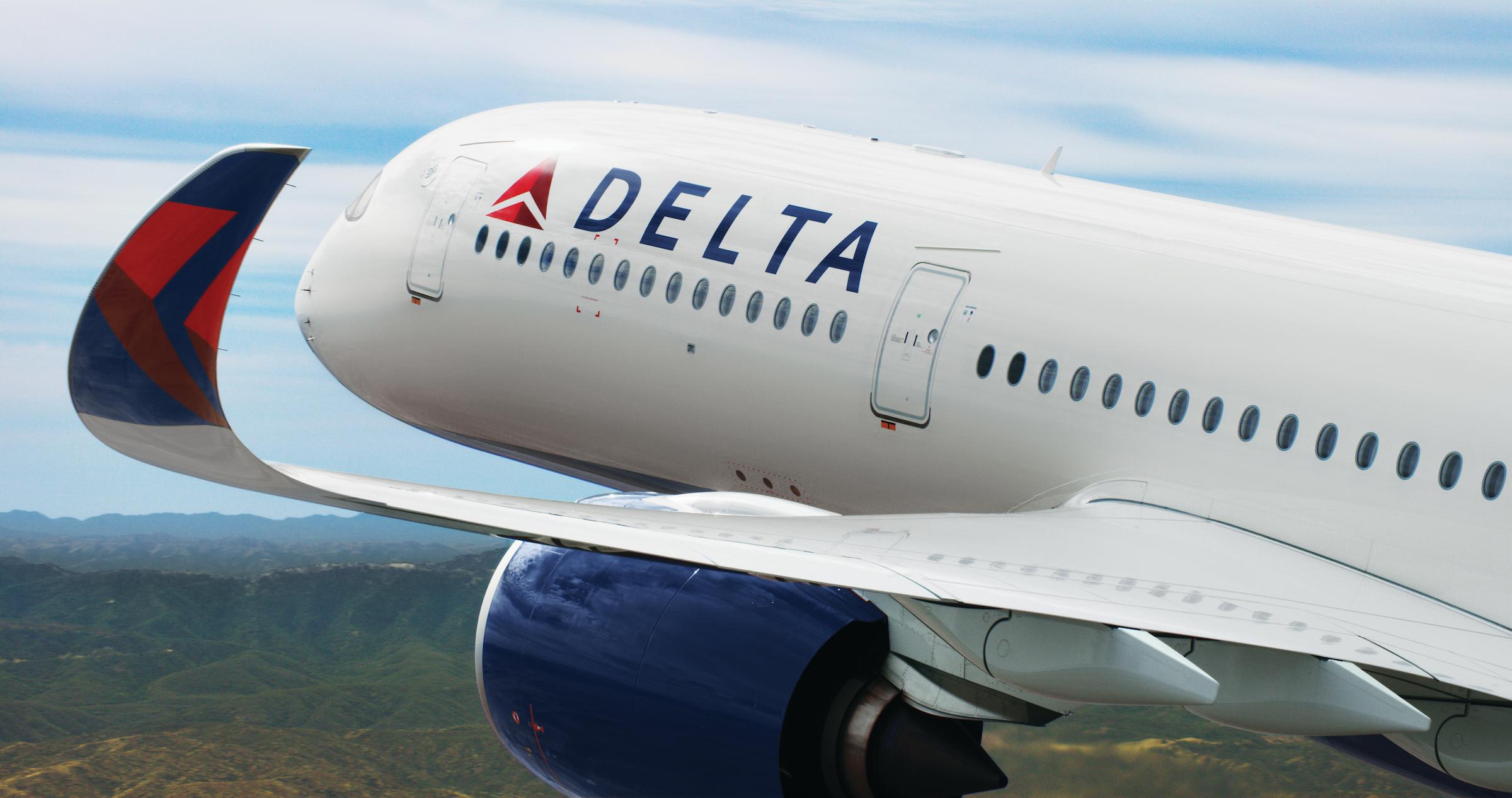 En Delta Airlines anuncia sanción de 200 dólares para empleados sin vacuna del COVID-19 imagen