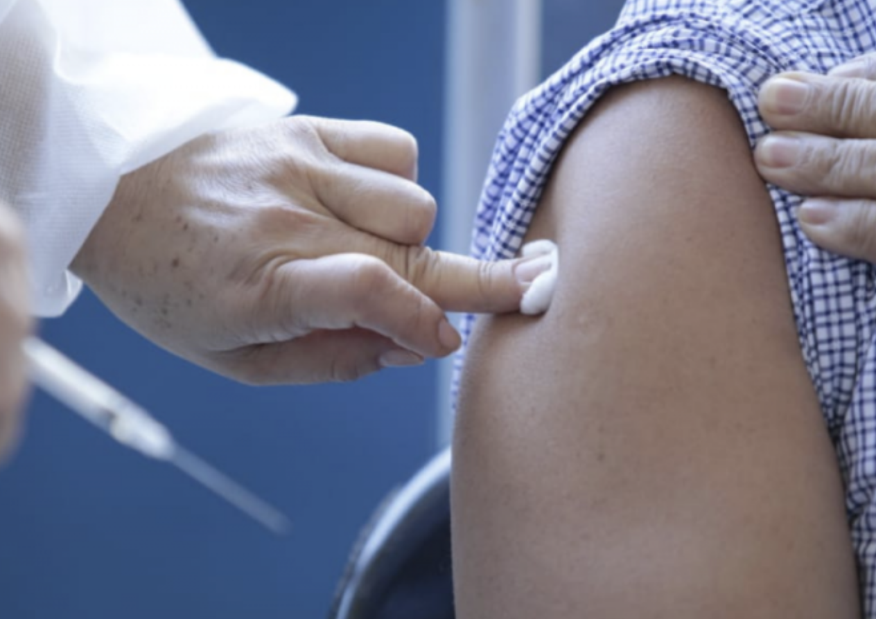 Vacunación y buenos hábitos ayudan a bajar contagios imagen