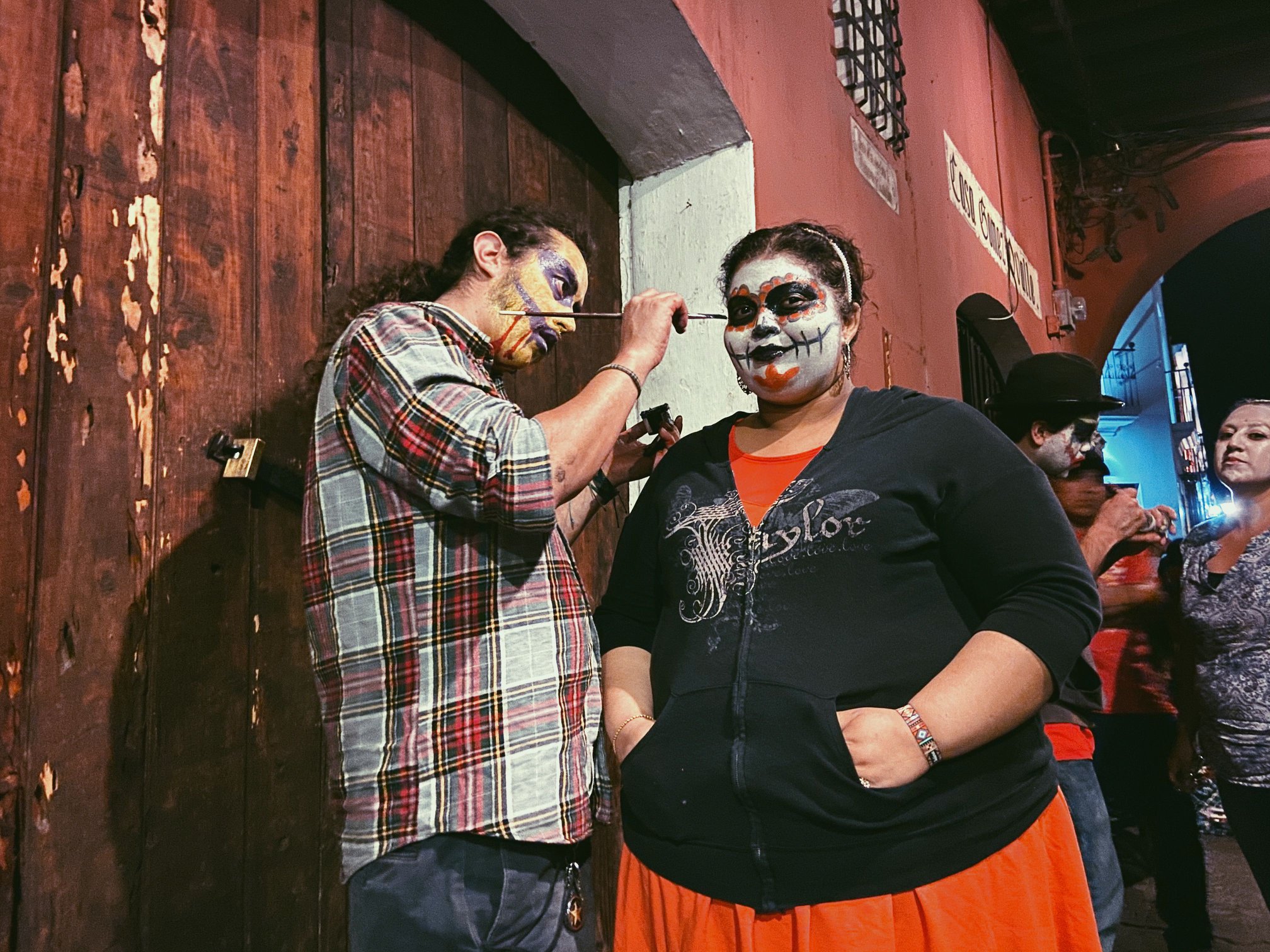 Antigua Guatemala cierra bares y discotecas para el 31 de octubre por Halloween, una decisión que generó molestias imagen