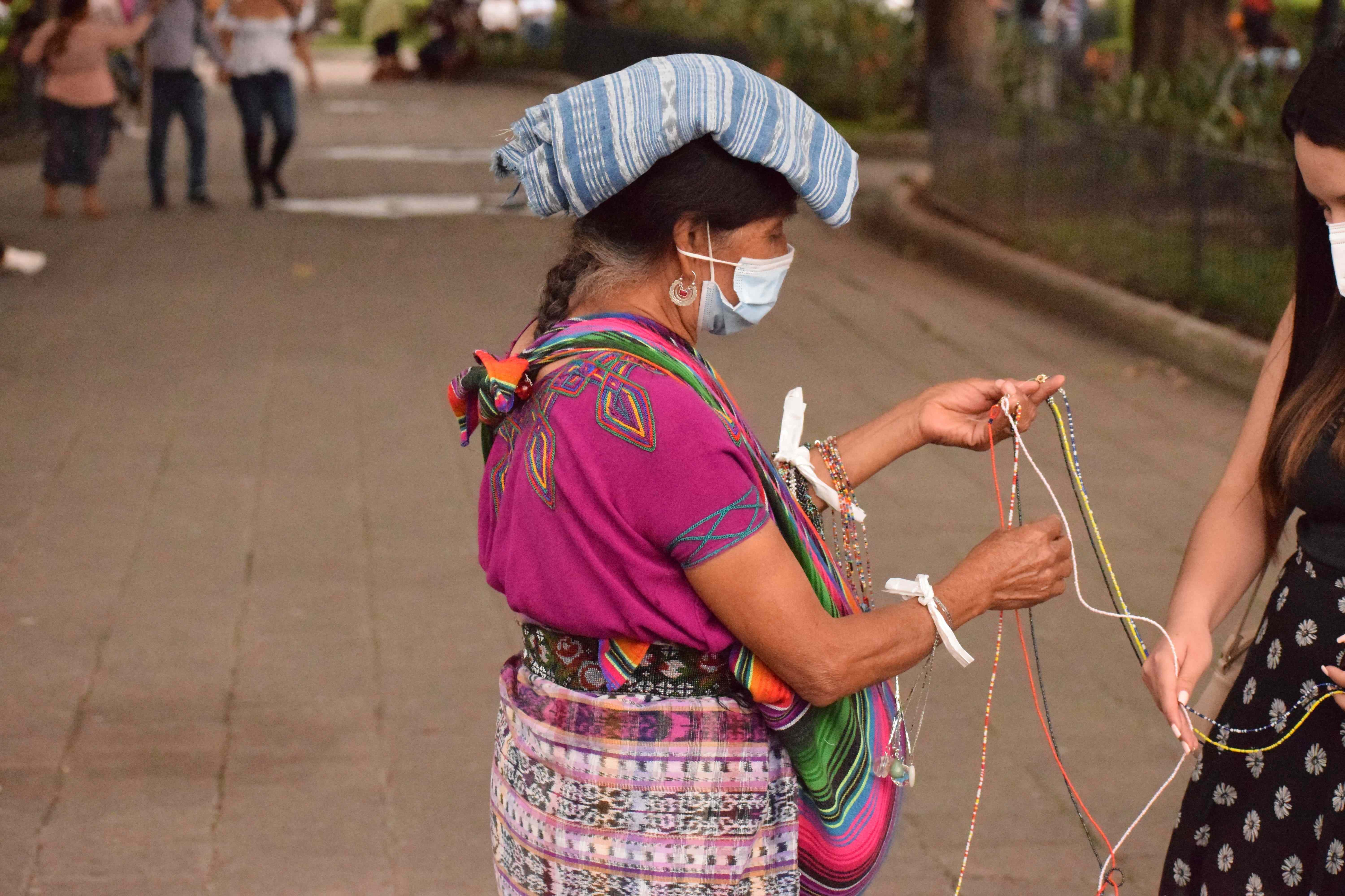 Viven de vender sus artesanías, pero son perseguidos por la Policía Municipal imagen