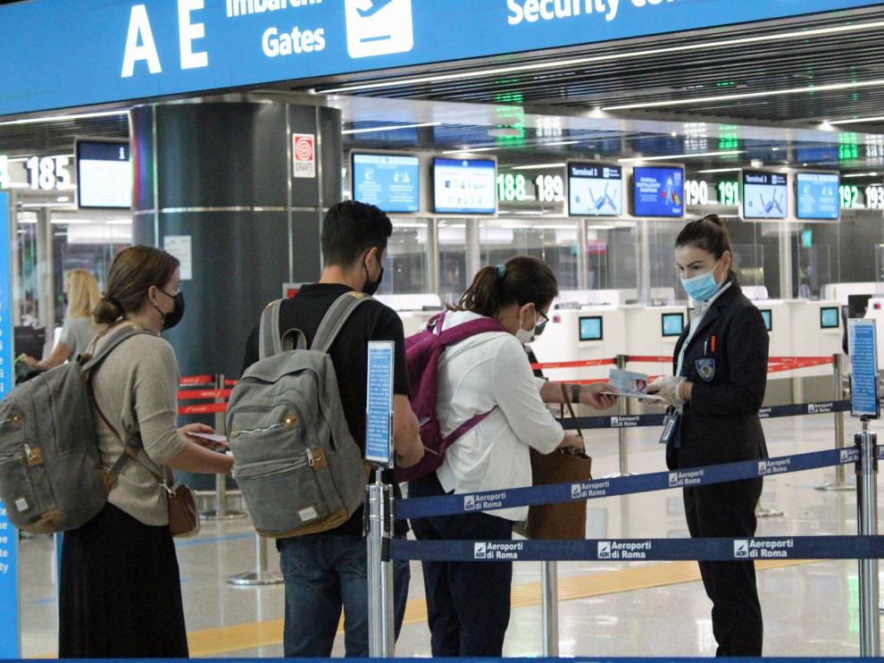 Países imponen nuevas restricciones a viajeros debido a la variante ómicron imagen