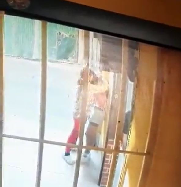 Buscaban protección en una panadería y, tras darse un abrazo, un sicario les arrebató la vida imagen