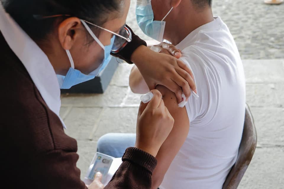 Esta es la población que puede optar por la tercera vacuna contra el COVID-19 imagen