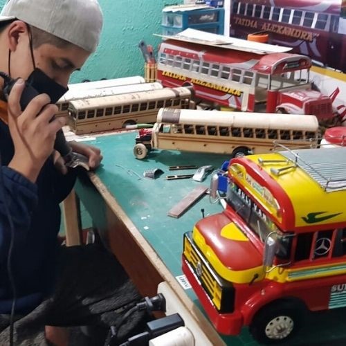 Adonai utiliza su talento para crear autobuses a escala en San Marcos imagen