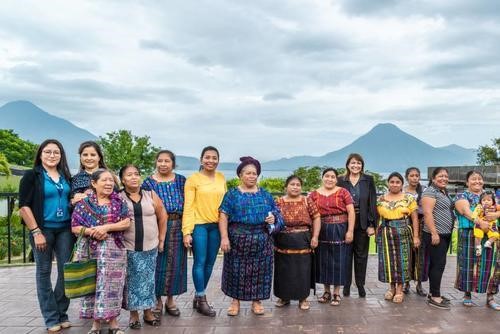 Recicladoras de Atitlán destacan en serie de Nat Geo imagen