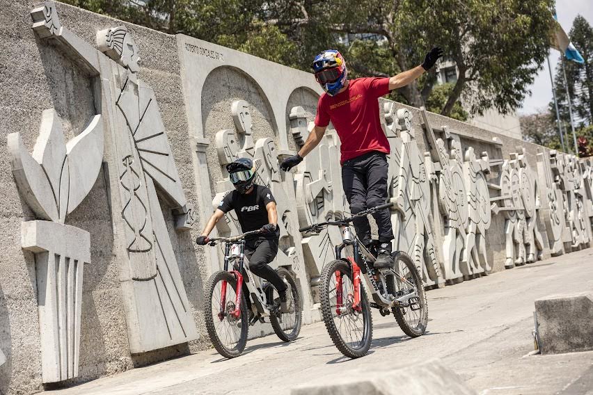 Johnny Salido, atleta mexicano de Red Bull, explora la Ciudad de Guatemala junto a Kenneth Zamora en nueva pieza de contenido imagen