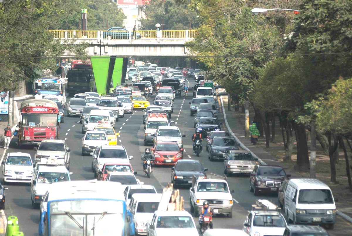 Hacinamiento de vehículos es incontrolable en la Ciudad de Guatemala imagen