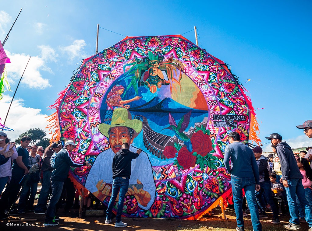 Un cielo lleno de color imagen