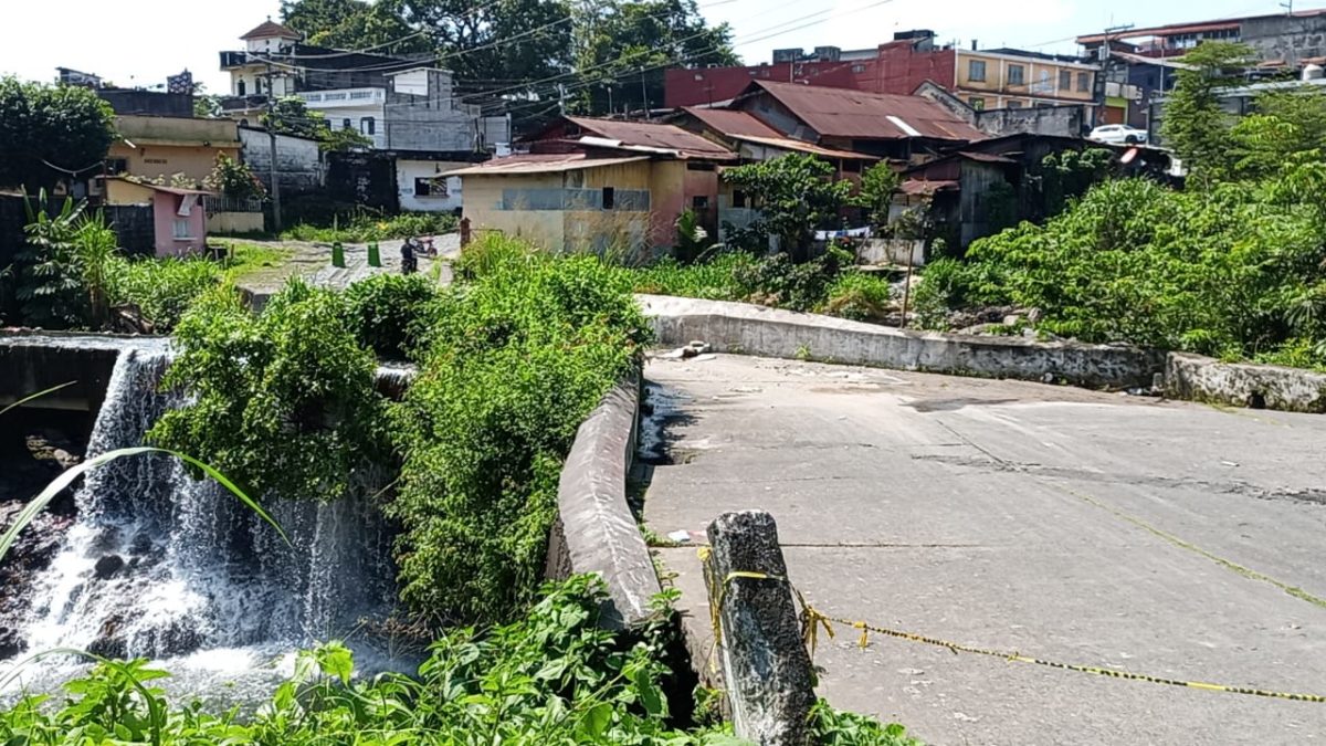 El puente tipo colgante Mampostería, El Corinto, ubicado en Cantón la otra banda de Mazatenango, Suchitepéquez, está a punto de colapsar imagen