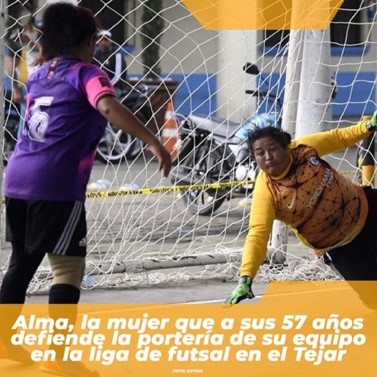 Felicitamos a Alma Salazar que a sus 57 años, defiende la portería de su equipo K’rioK’s imagen