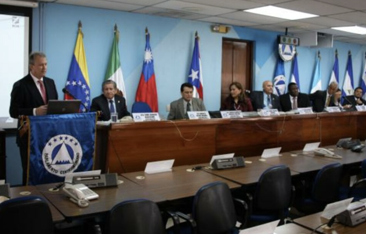 Madre, hijos, ministro y achichincle de políticos quieren el PARLACEN imagen