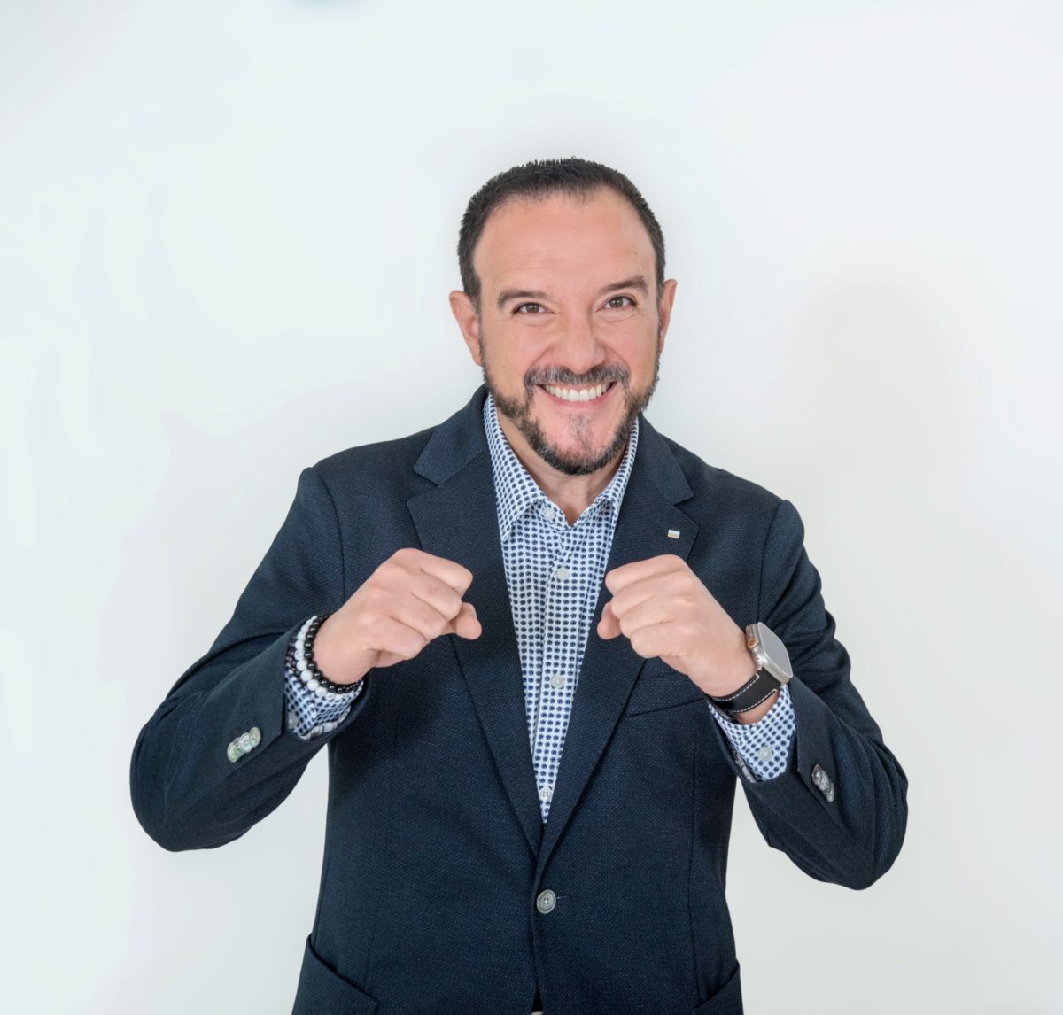 El famoso coach empresarial y conferencista internacional Julio Zelaya presenta ¡CON TODO! imagen