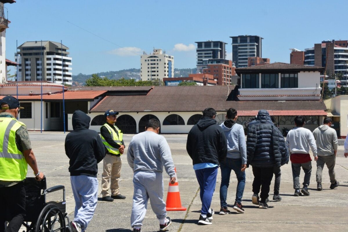 “Crisis Migratoria: Con grilletes y entre lágrimas, guatemaltecos regresan sin oportunidades de empleo y con deudas” imagen
