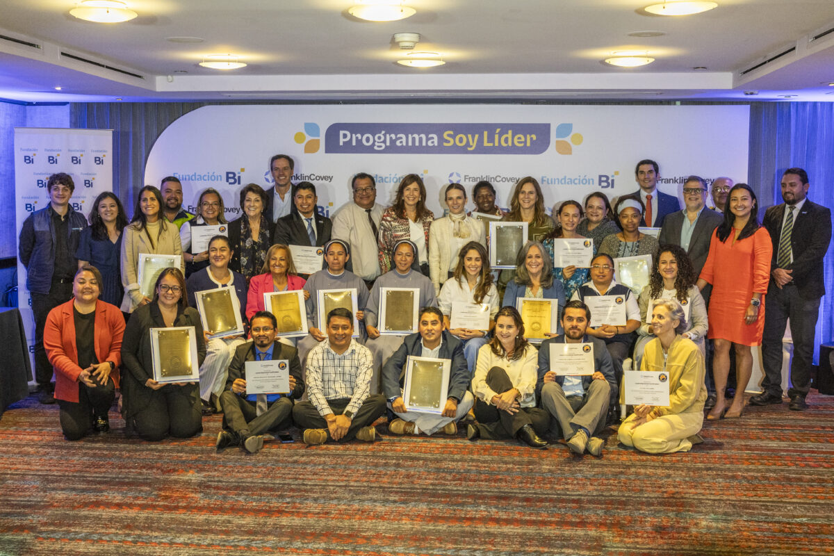 Fundación Bi certifica a más de 6,000 jóvenes líderes con reconocimiento internacional tras tres años de formación imagen