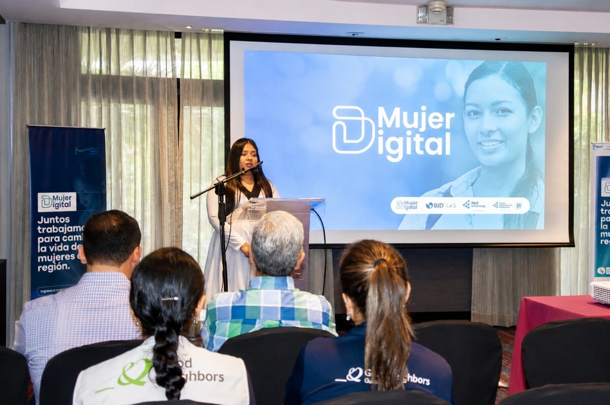 Formar a mujeres en tecnología eleva sus ingresos más de un 33% imagen