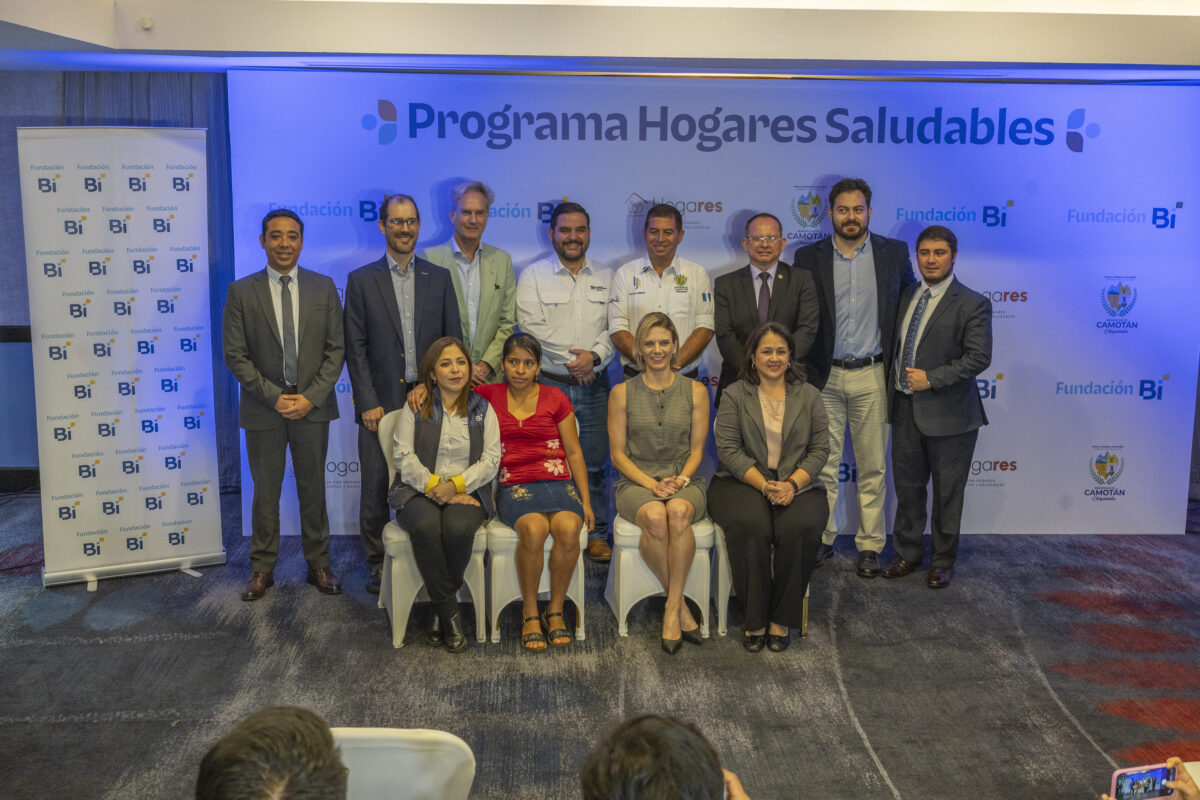 Fundación Bi transforma hogares en Camotán con pisos de concreto y agua purificada imagen