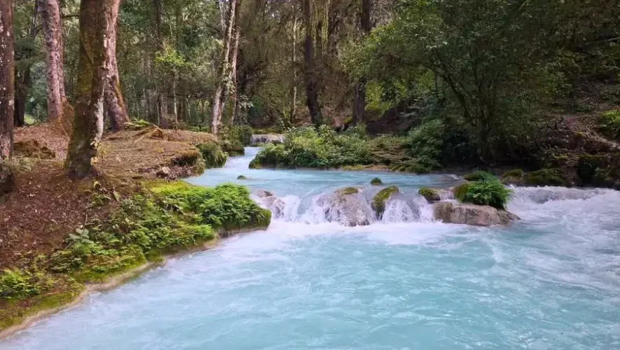 Río Azul en Huehuetenango: un destino de aguas cristalinas entre bosques y montañas imagen