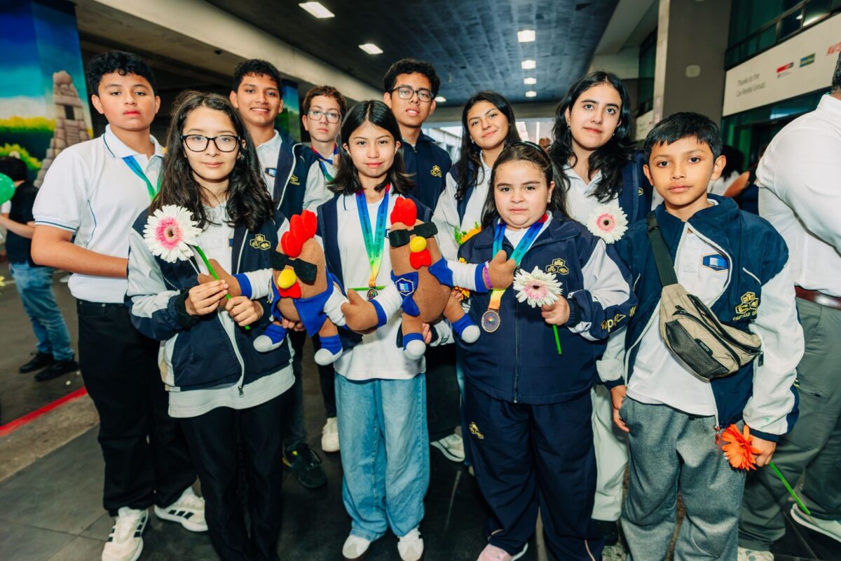 Talento matemático del Colegio Castillo Córdova brilla en competencias internacionales imagen