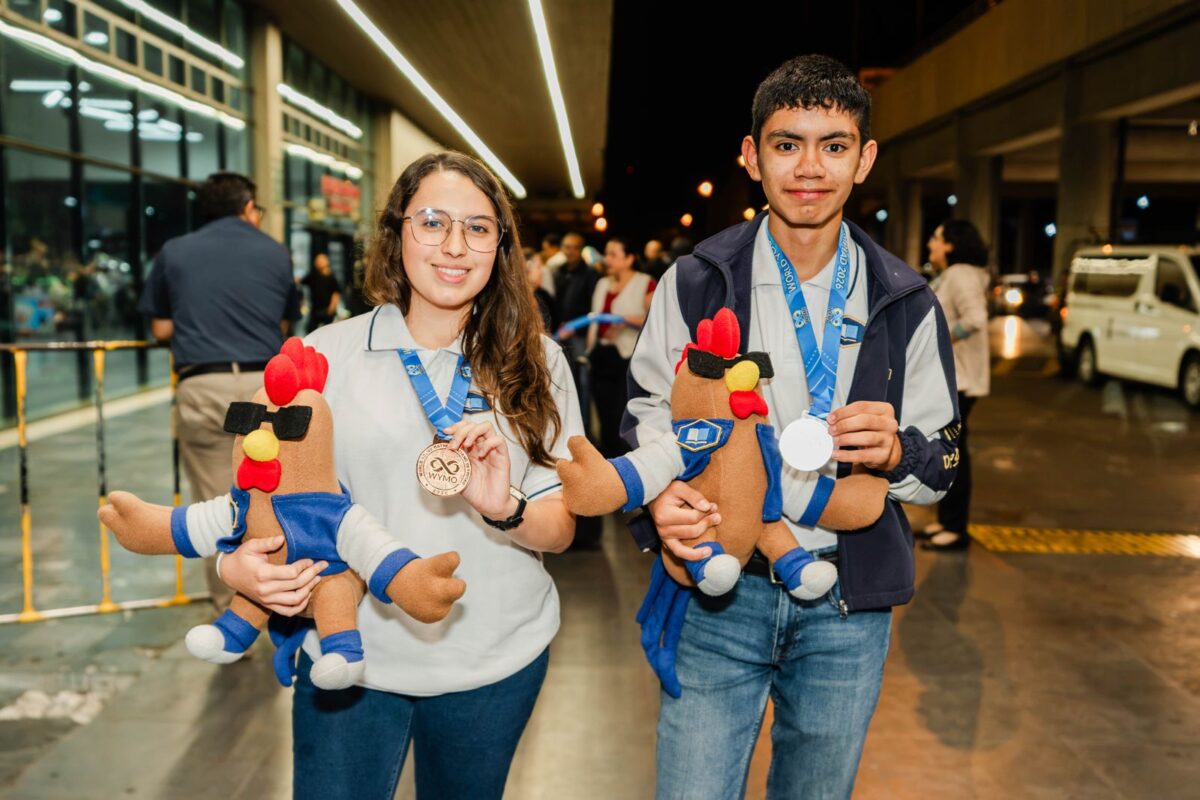 Estudiantes del Colegio Castillo Córdova brillan en Olimpiada Mundial de Matemáticas con medallas de plata y bronce imagen